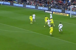 本澤馬拙劣的射門(mén)，讓C羅完成了這一腳起承轉(zhuǎn)合的射門(mén)??