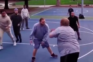 “街頭版約基奇”！這球風(fēng)太妖了！