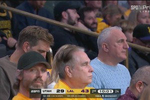 倆人應(yīng)該關(guān)系不錯(cuò)吧？德克與東契奇父親一同出現(xiàn)在湖人主場(chǎng)看臺(tái)