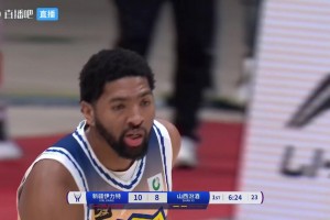 中距離拋投顛進(jìn)！楊毅：勞森技術(shù)動(dòng)作有點(diǎn)鄧肯的感覺(jué) 不花里胡哨