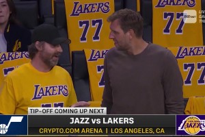 專門來(lái)看東契奇的！諾維斯基現(xiàn)身湖人場(chǎng)邊，與一名球迷聊的火熱！