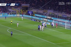 缺乏些運(yùn)氣！勞塔羅人群中搶點(diǎn)成功，可惜頭球擊中橫梁