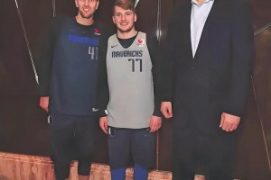 當(dāng)年?yáng)|契奇和諾維茨基&姚明的合照，看著真像一家三口????