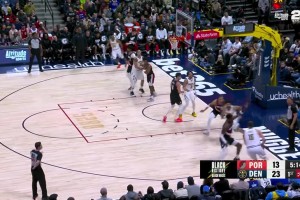 太不可思議了！！約基奇底角就這么一點(diǎn)點(diǎn)空間，還來個撤步三分！