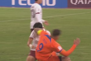 輸不起玩韓國跆拳道？光州隊長拽球衣發(fā)力摔翻克雷桑