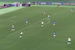 白給的真就不要啊??！對手送大禮，路易斯爆射飛向看臺