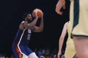 經(jīng)典名場(chǎng)面！恩比德投三分，庫(kù)里籃下?lián)尰@板！