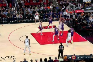 這腳步是真的秀??！申京突破華麗轉(zhuǎn)身單臂炸裂隔扣理查茲??