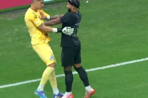 搞腦子！德佩推了桑托斯門將，還比出了“打手槍”的手勢??