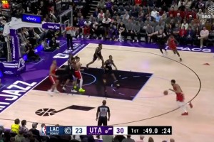 拿下快船生涯首記助攻！本-西蒙斯小手一抖助攻哈登飚進(jìn)三分！