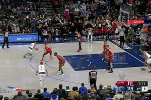 餅直接喂到嘴邊！哈登弧頂發(fā)牌助飛西蒙斯暴扣，拿下快船生涯首分