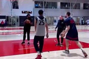 隨時準備好打中鋒！??西蒙斯剛來到快船時和祖巴茨一起訓練