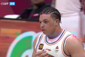 決賽一觸即發(fā)！賽前鏡頭聚焦頭號球星洛夫頓，神情非常嚴(yán)肅！