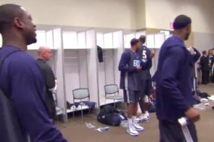 剪掉了地壟溝！09年全明星賽 艾弗森向隊(duì)友們展示了他的新發(fā)型