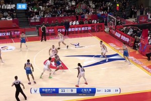 ????沖突！艾孜買提壓在洛夫頓身上，小胖生氣直接推開前者的臉！兩人糾纏在一起！