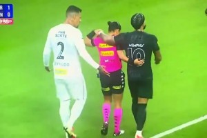 德佩和女裁判勾肩搭背，后者拒絕給予了警告??