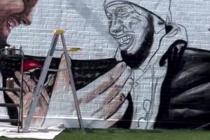 融入洛杉磯！東契奇和科比的經(jīng)典瞬間壁畫馬上就要完工了