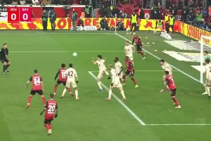 塔普索巴頭球攻門！伊藤洋輝門線解圍立功！