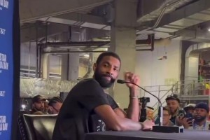 記者：你實(shí)在太難對(duì)付了，我沒有問題要問你！歐文聽完直接繃不住