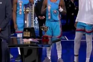 不懂就問(wèn)，歐文的手是在摸自己的胸嗎??????