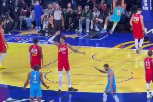 對(duì)待比賽十分認(rèn)真！文班看見(jiàn)申京防守漏人，氣得揮手表示不滿(mǎn)