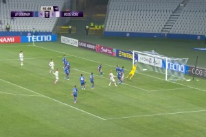 連丟兩球！井出遙也頭球破門，鮑亞雄出擊判斷失誤