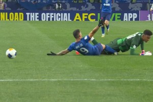 彩艷他弟？神戶門將出擊到禁區(qū)外撞倒路易斯染紅