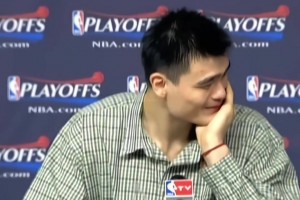 記者發(fā)布會(huì)，麥迪調(diào)侃姚明，希望布澤爾夜里被干掉。??