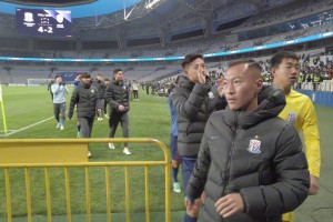 米內(nèi)羅主場(chǎng)首秀戴帽， 申花全隊(duì)謝場(chǎng)時(shí)球迷高喊其名字