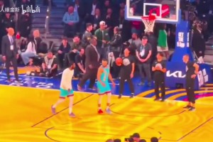 兩個傳奇后衛(wèi)！歐文庫里交流技術(shù)動作！是誰教誰呢？