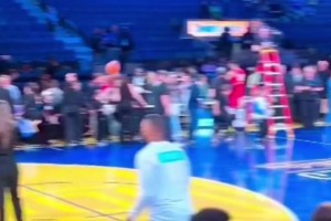 離譜！庫里中場三分猶如狙神精準制導，給華子唐斯看傻了！