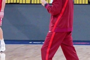 中日男籃大戰(zhàn)前最后踩場(chǎng)，老叔動(dòng)員加油響徹半空...