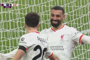 維拉后防送大禮！若塔禁區(qū)內(nèi)助攻薩拉赫輕松打門得手！