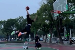 約老師佯裝伸手，SGA馬上來個(gè)造犯規(guī)動(dòng)作，這真是刻在骨子里了