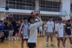 我大威少還很仔細(xì)的在查看站背后誰沒唱??