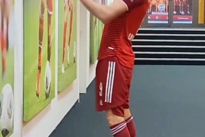 這就是頭球厲害的秘訣嗎？萊萬：頭球就得這么練！