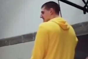 太搞了！約基奇逗小朋友：我真不會(huì)扣籃??！