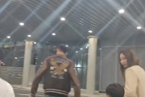 雙主場(chǎng)！深圳主帥周鵬帶妻兒觀戰(zhàn)中國(guó)男籃vs日本??????