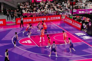 這也太欺負人了吧！比張子宇矮兩個頭，還敢這么上籃，這蓋帽簡直不要太輕松