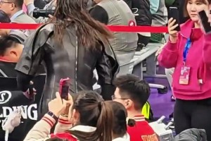 ??李夢這身穿著+妝容現(xiàn)身WCBA全明星場邊，真是被硬控住了