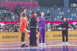 中國女籃三代巨塔！鄭海霞&韓旭&張子宇賽前站在一起