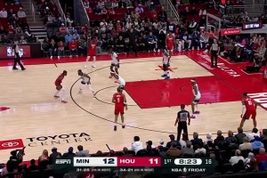 太橫了！杰倫-格林持球單打康利 突然急停干拔飆中3+1??