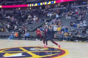 好家伙，五花肉起飛！??約基奇賽前出場狂奔上籃！