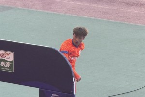 氣炸??！王大雷染紅，泰山被迫換下謝文能，后者怒摔水瓶