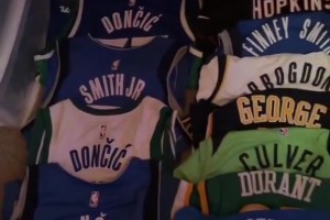 國(guó)外球迷曬心碎時(shí)刻：買(mǎi)了69件球衣，沒(méi)有一件能夠一人一城??