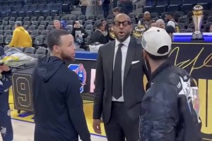 ??伊戈達(dá)拉退役儀式結(jié)束后庫里與歐文擁抱致意！