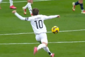 【集錦】西甲-魔笛世界波維尼修斯破門(mén) 皇馬2-0赫羅納追平榜首