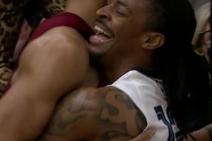 友好！阿倫隔扣莫蘭特后，兩人緊緊相擁對(duì)視一笑~