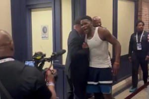 被按在板凳上卻最后送出最致命的封蓋！愛(ài)德華茲球員通道相當(dāng)激動(dòng)