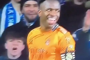 成長了！被皇家社會球迷嘲諷，維尼修斯笑著示意多來點(diǎn)